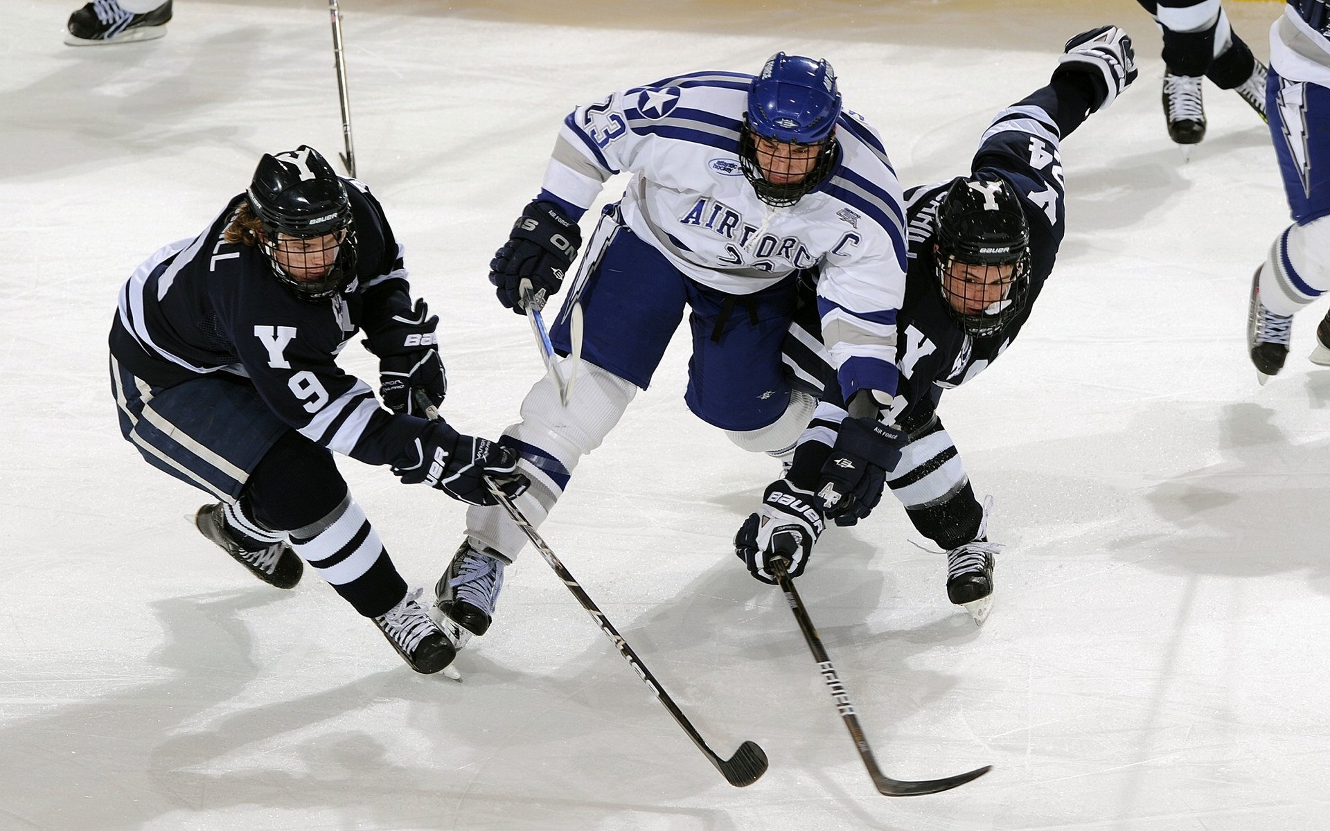 米兰体育官方下载-足球+科技：无人机摄像带来的视觉盛宴，足球场上的无人机